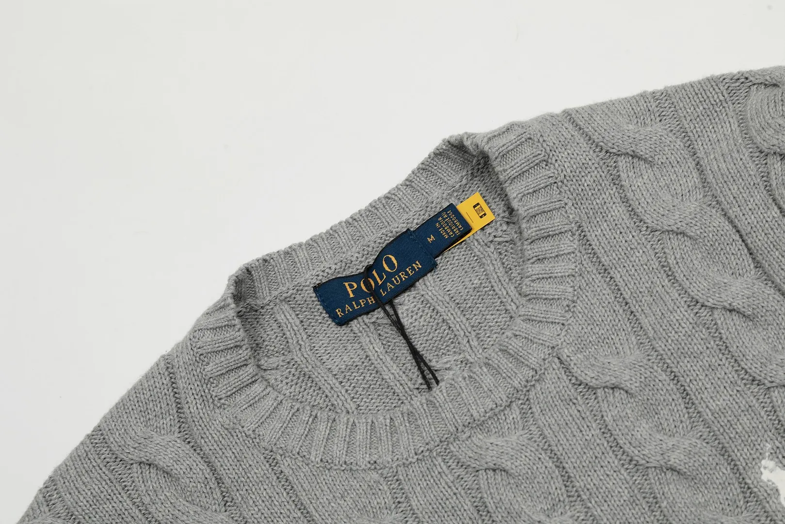 🅿️220 "Top quality" Style number: DS012# [Ralph Lauren round neck solid color pony embroidered logo twist knitted sweater] ✅Ralph Lauren classic basic versatile knitted pullover round neck sweater for men and women ✅Main supplier platform live broadcast Wholesale entity Replacement when out of stock No removal from shelves ✅ZP quality 1:1 version Scan the code to enter the GF website Counter quality ✅Detailed quality The only one in Guangzhou Imported quality cotton yarn, focusing on high-end, cost-effective, good quality needless to say ✅The version is restored to the original order, the maximum size can be worn up to 190 pounds, loose, comfortable and stress-free ✅The upper body is simple and easy to match, ootd must-have style, good-looking clothes are never picky, a must-have in couples' wardrobes, recommended. Size: S-XL Color: Black, off-white, gray, navy, khaki, pink, coffee, red